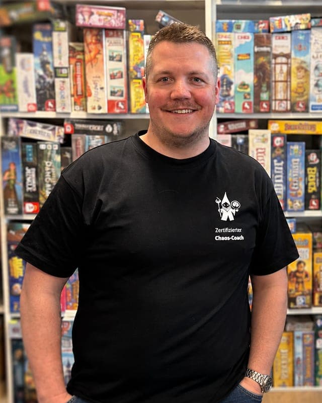 Chris, der Entwickler von ChaseSpot, vor einem Regal voller Spiele
